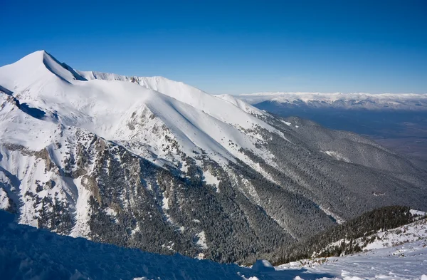 Dağlar kış manzara. Bulgaristan bansko — Stok fotoğraf
