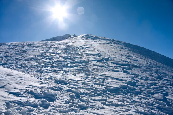 冬の日差しの中、山の風景 — ストック写真