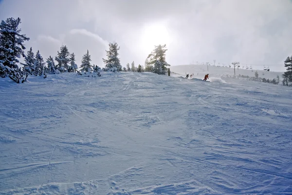 Skiërs op de helling in winter resort — Stockfoto