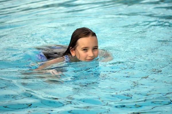 伊莲娜公主在游泳池 — 图库照片