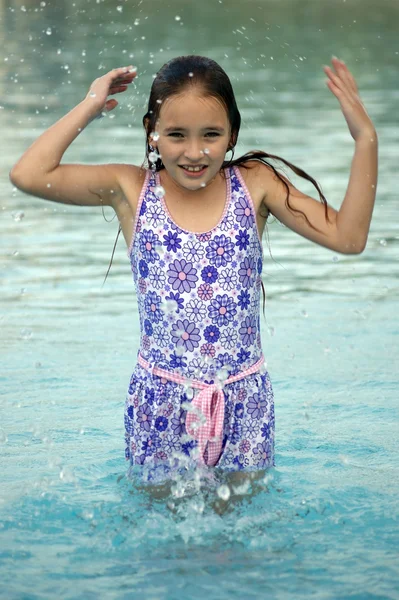 伊莲娜公主在游泳池 — 图库照片