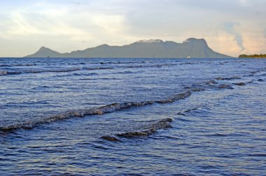 Deniz günbatımı sahil borneo at.