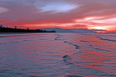 Deniz günbatımı sahil borneo at.