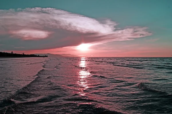 Havet solnedgång vid kusten borneo. — Stockfoto