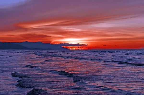 Havet solnedgång vid kusten borneo. — Stockfoto