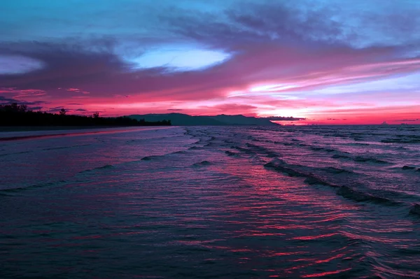 在海岸婆罗洲的海上日落. — 图库照片