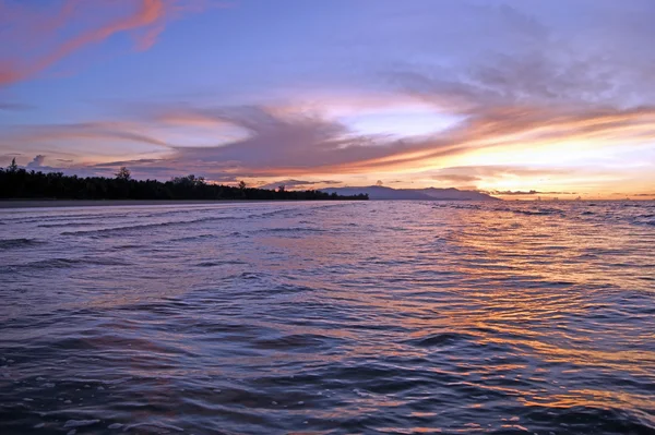 ボルネオ島の海岸で海の夕日. — ストック写真