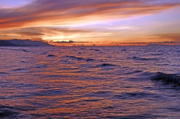 Morze zachód słońca na wybrzeżu borneo. — Zdjęcie stockowe