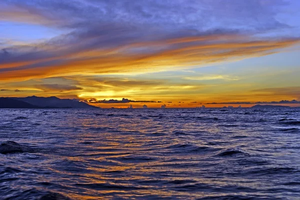 Morze zachód słońca na wybrzeżu borneo. — Zdjęcie stockowe