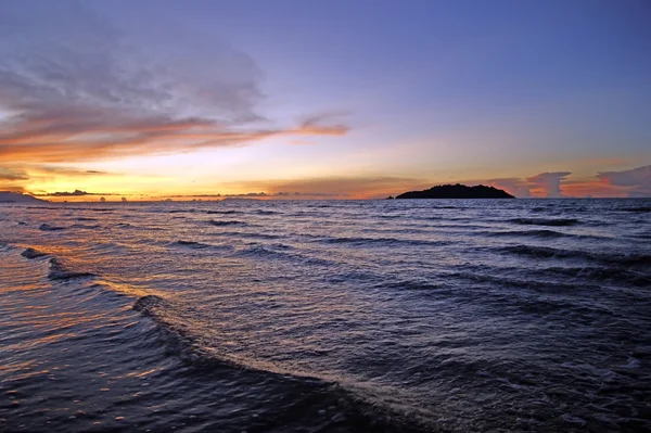 Coucher de soleil sur la côte Bornéo . — Photo