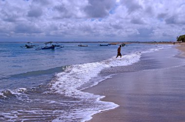 Sahil bali kuta denizde