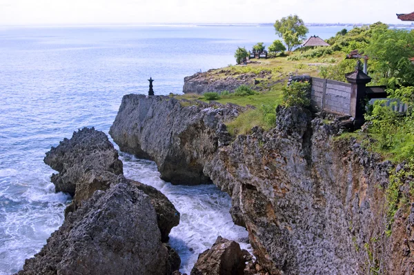 海岸巴厘岛有关的乌鲁瓦图庙. — 图库照片