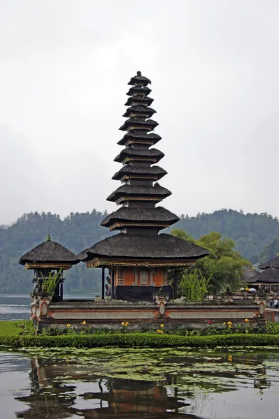 Bali. ett tempel av bratan巴厘岛。一座寺庙的火山. — Stockfoto