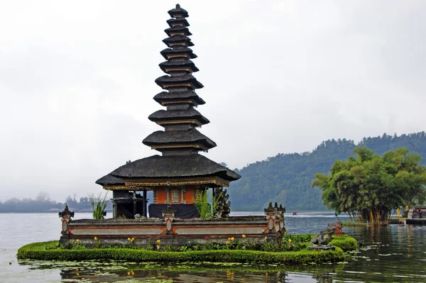 Bali. ett tempel av bratan巴厘岛。一座寺庙的火山. — Stockfoto