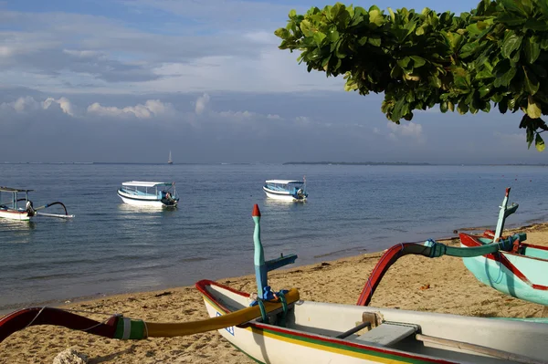 Zonsopgang op Zeekust in sanur. Bali — Stockfoto