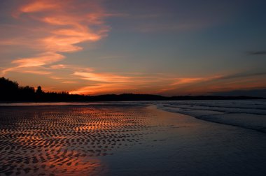 sematan Yarımadası kıyılarında değil insan yapımı plajları. İyi akşamlar. Borneo.