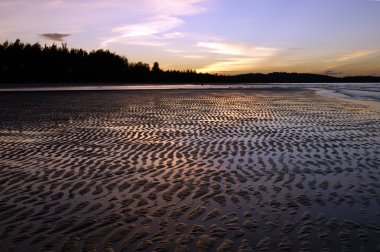 sematan Yarımadası kıyılarında değil insan yapımı plajları. İyi akşamlar. Borneo.