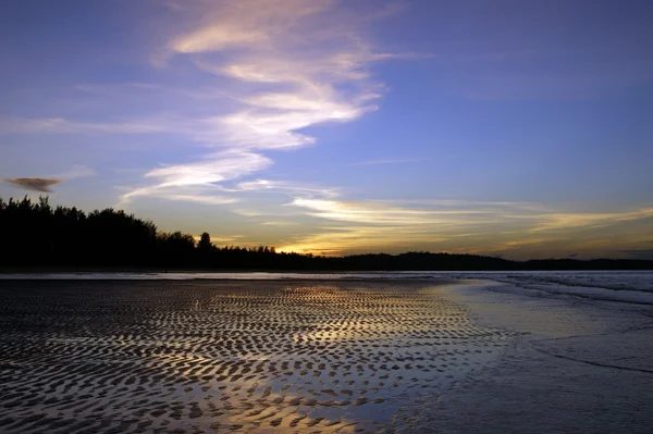 Sematan Yarımadası kıyılarında değil insan yapımı plajları. İyi akşamlar. Borneo. — Stok fotoğraf