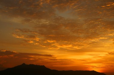 dağlar matang günbatımında. Borneo.