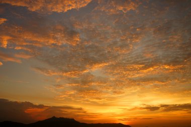 dağlar matang günbatımında. Borneo.