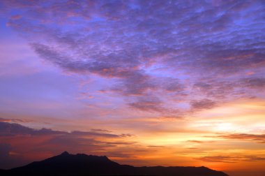 dağlar matang günbatımında. Borneo.