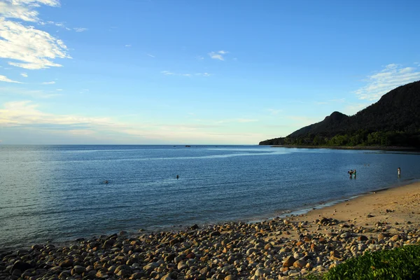 Santubong Yarımadası kıyılarında plajlar. İyi akşamlar. Borneo. — Stok fotoğraf