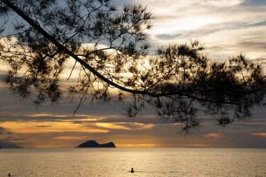 Yarımada santubong kıyısında. gün batımı. Borneo.