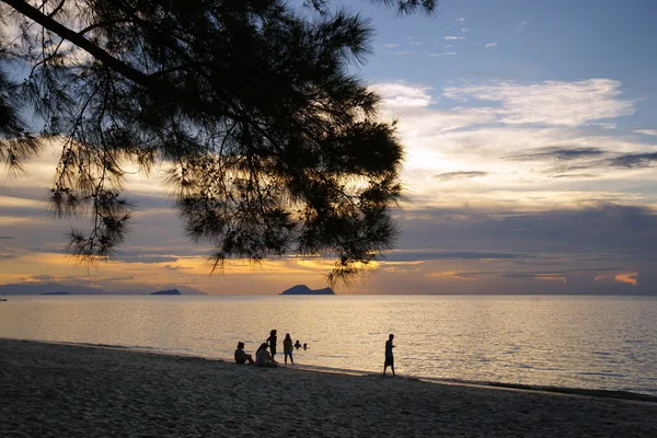 Kust van het schiereiland santubong. zonsondergang. Borneo. — Stockfoto