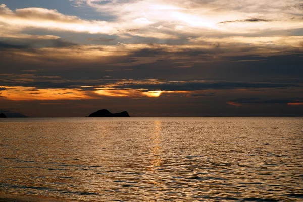 Costa da Península Santubong. Pôr do sol. Bornéu . — Fotografia de Stock
