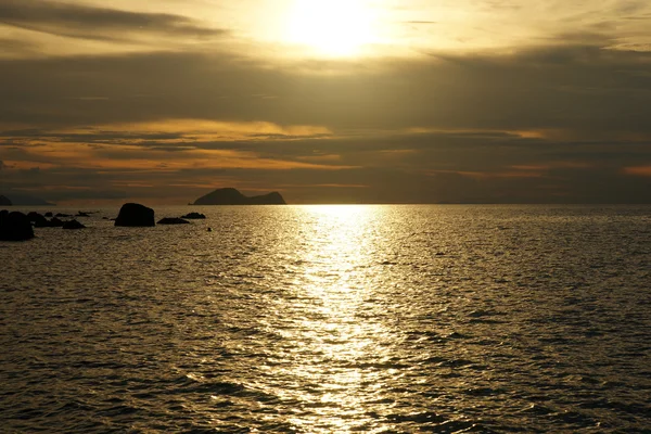 Félsziget santubong partja. naplemente. Borneó. — Stock Fotó