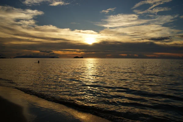 Costa de la península Santubong. Puesta de sol. Borneo. . — Foto de Stock
