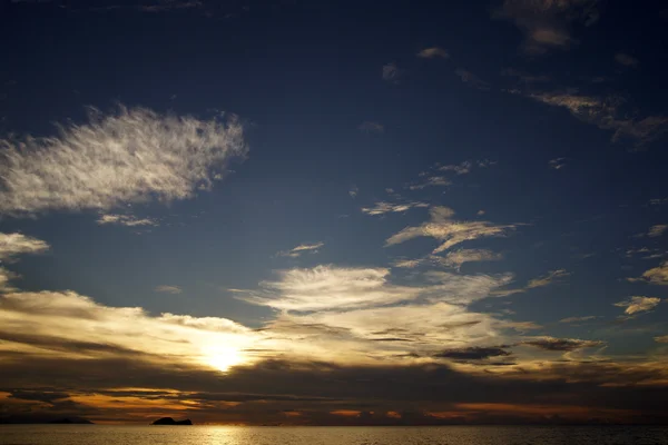 Kusten av halvön santubong. solnedgång. Borneo. — Stockfoto