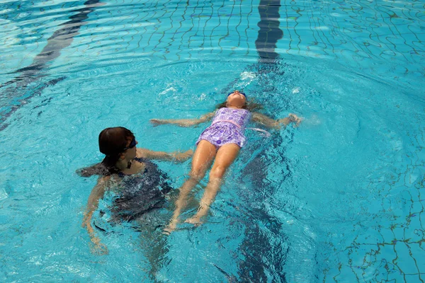 妈妈和女儿在泳池. — 图库照片