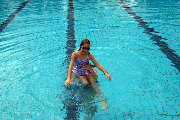 Mamma och dotter i en pool. — Stockfoto