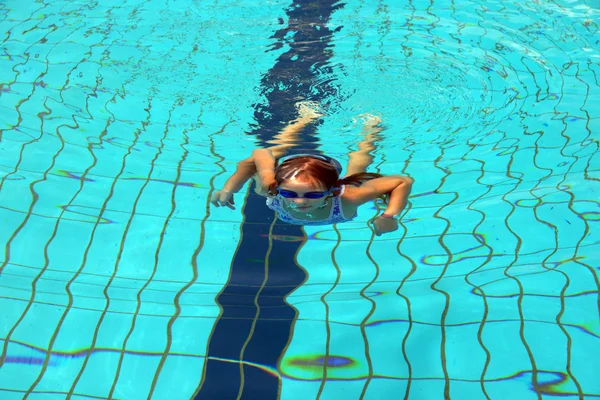 La fille étudie pour nager dans une piscine . — Photo