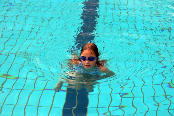 मुलगी स्विमिंग पूलमध्ये पोहायला शिकते . — स्टॉक फोटो, इमेज