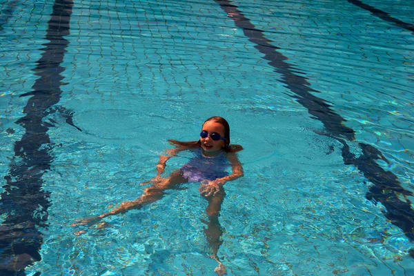 女孩研究到在游泳池 swimm. — 图库照片