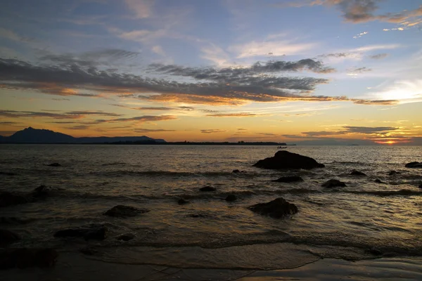 Pôr-do-sol. Bornéu . — Fotografia de Stock