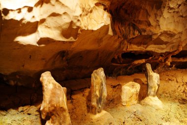 Antik mağaralar. Borneo.