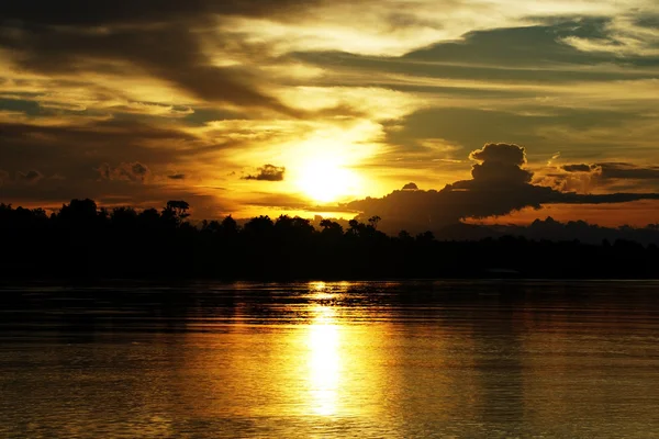 Tramonto sul fiume tropicale. Borneo . — Foto Stock