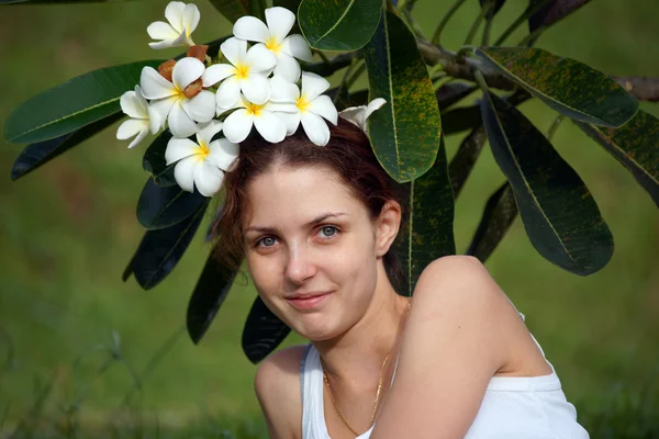 Das Mädchen mit den natürlichen Blumen. — Stockfoto