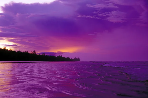Rambungan 的石质海海岸海上日落 婆罗洲 — 图库照片