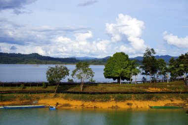 Blue lake in een jungle van borneo