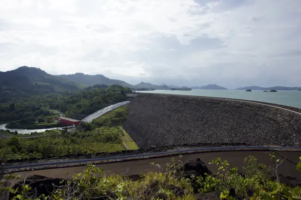 Гидроэлектростанция в джунглях Борнео — стоковое фото