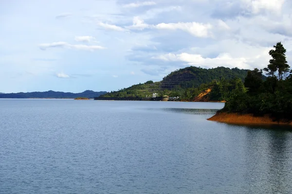 Гидроэлектростанция в джунглях Борнео — стоковое фото