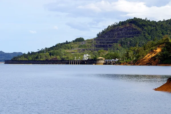 Central hidrelétrica em uma selva de Bornéu — Fotografia de Stock