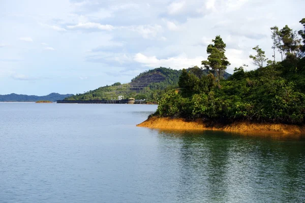 Central hidrelétrica em uma selva de Bornéu — Fotografia de Stock