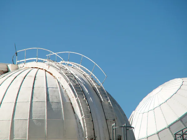望遠鏡のドームの観測 — ストック写真