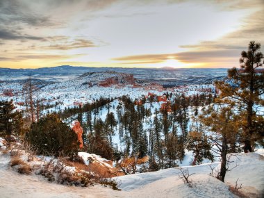 bryce canyon üzerinde gündoğumu