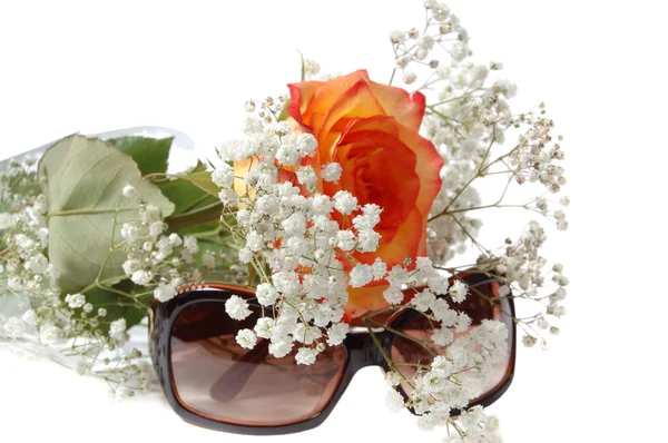 Sun glasses and bunch of flowers — Stock Photo, Image